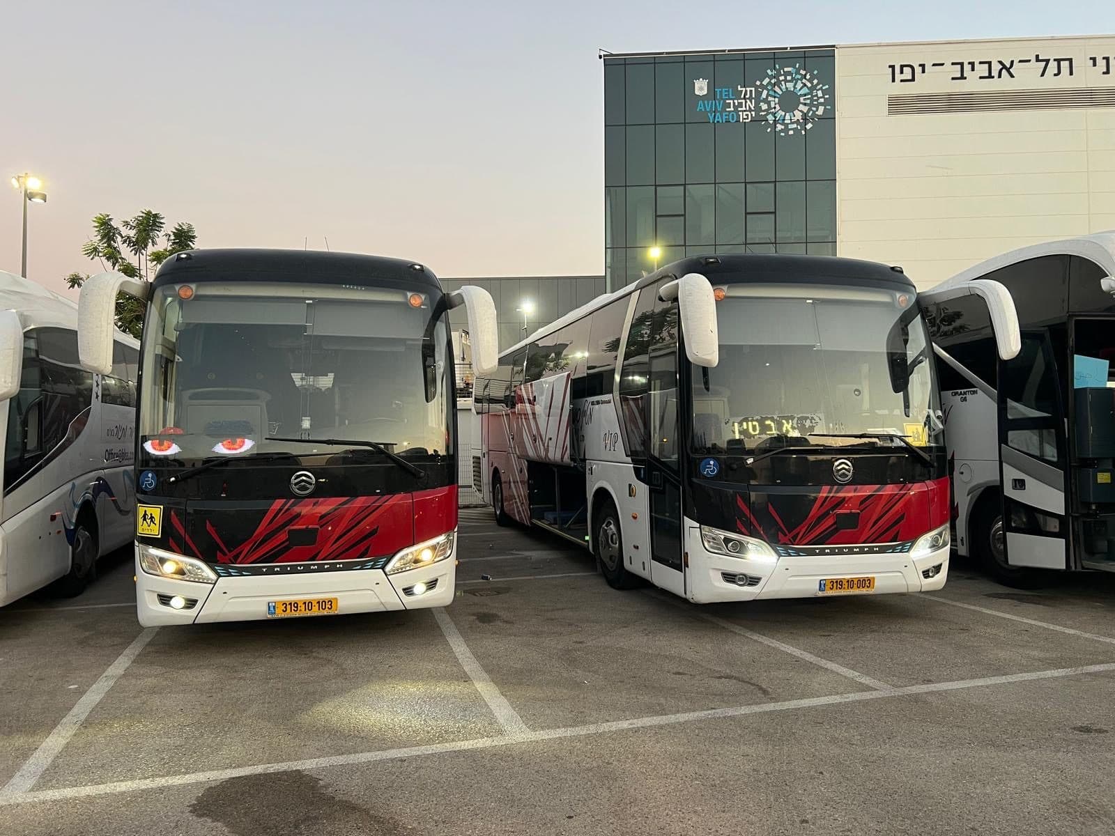 אוטובוסים של מטיילי סעסעאני זה לצד זה